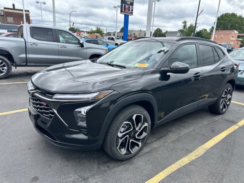 Used 2024 Chevrolet Trax RS w/ Sunroof Package FWD image 3