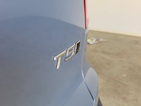 Used 2021 Volvo XC40 T5 Momentum AWD/4WD image 9