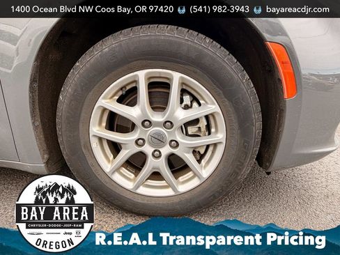Used 2022 Chrysler Pacifica Touring-L FWD image 10