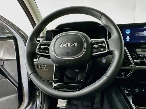 Used 2023 Kia Sorento SX AWD/4WD image 16