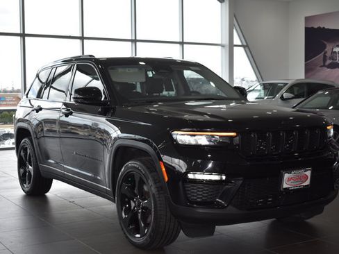 Used 2023 Jeep Grand Cherokee Limited w/ Black Appearance Package AWD/4WD image 4
