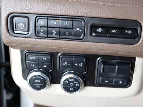 Used 2024 GMC Yukon Denali w/ Advanced Technology Package AWD/4WD image 25