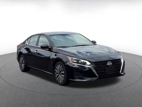 Used 2025 Nissan Altima 2.5 SV image 3