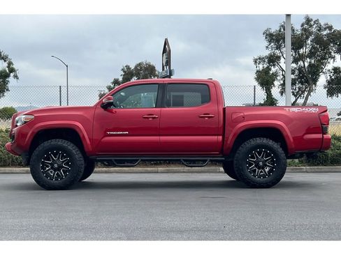 Used 2019 Toyota Tacoma TRD Sport w/ Technology Package AWD/4WD image 7