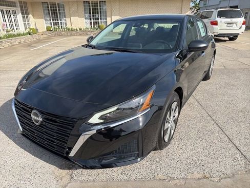 Used 2025 Nissan Altima 2.5 S image 2