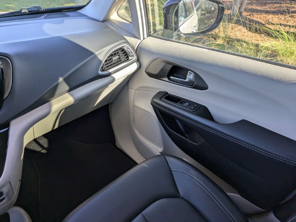 Used 2024 Chrysler Pacifica Touring-L FWD image 18