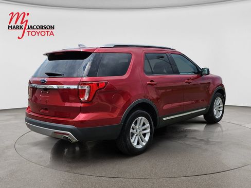 Used 2017 Ford Explorer XLT w/ Equipment Group 202A FWD image 8