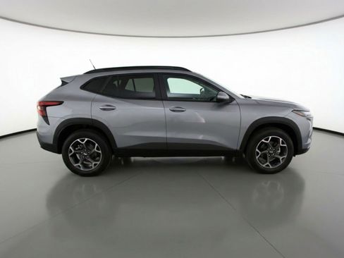 Used 2025 Chevrolet Trax LT w/ LT Convenience Package FWD image 11