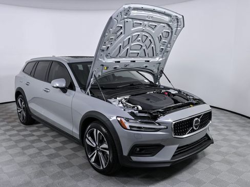 Certified 2025 Volvo V60 B5 Cross Country Plus image 34