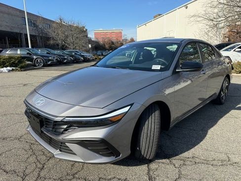Used 2025 Hyundai Elantra Sport image 3