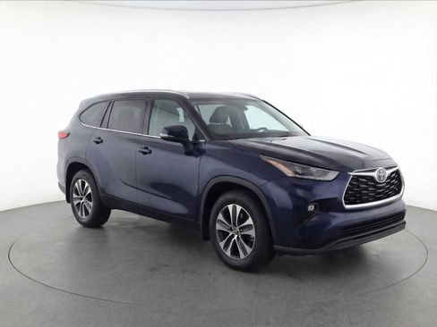 Used 2022 Toyota Highlander XLE image 3