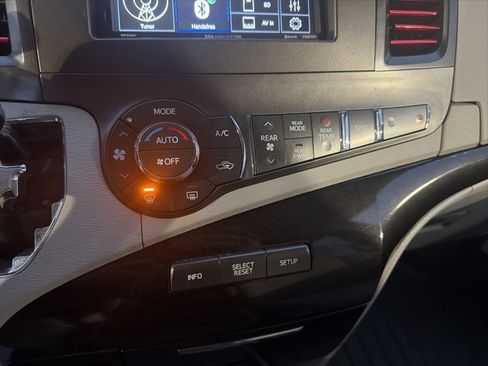 Used 2014 Toyota Sienna LE image 14