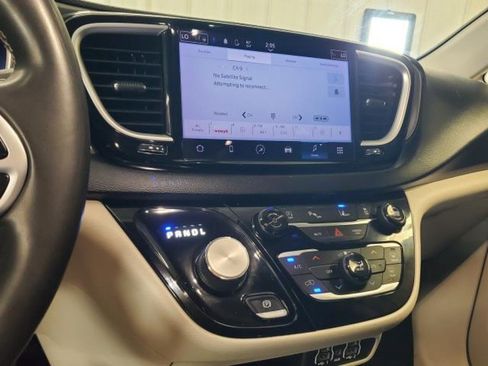 Used 2022 Chrysler Pacifica Touring-L FWD image 24