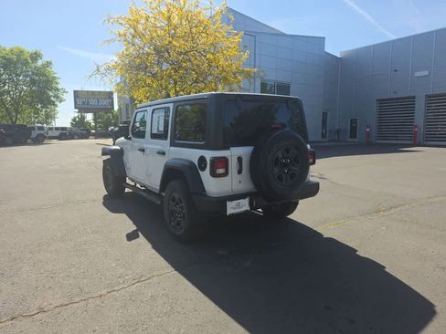 Used 2018 Jeep Wrangler Unlimited Sport AWD/4WD image 3