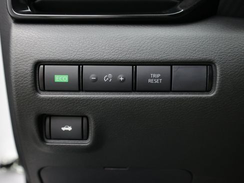 Used 2025 Nissan Sentra SV FWD image 17
