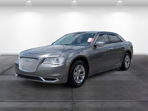 Used 2015 Chrysler 300 Limited RWD image 3