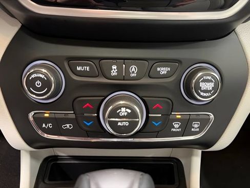 Used 2021 Jeep Cherokee Limited AWD/4WD image 10