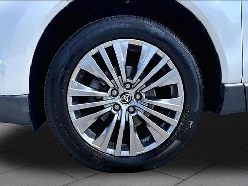 Used 2023 Toyota Venza XLE AWD/4WD image 11