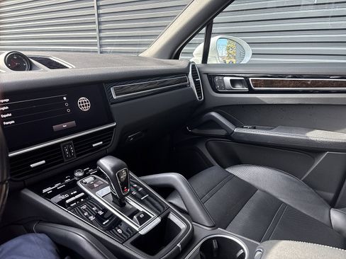 Certified 2022 Porsche Cayenne image 3