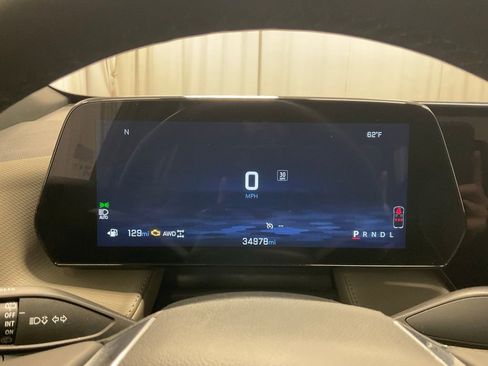 Used 2025 Chevrolet Equinox LT w/ Convenience Package II image 2