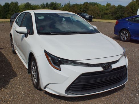 Used 2024 Toyota Corolla LE FWD image 3
