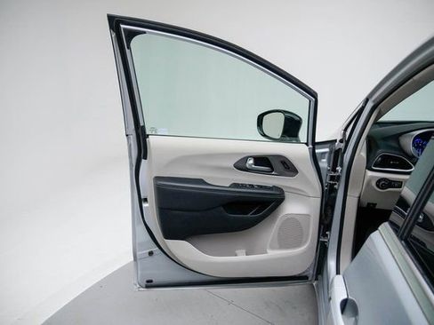 Used 2024 Chrysler Pacifica Touring-L image 26