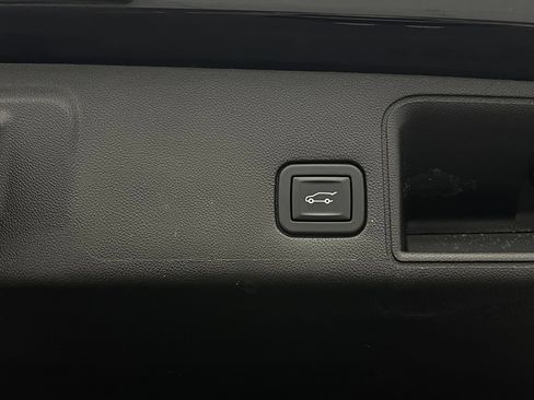 Used 2022 GMC Terrain SLE w/ Driver Convenience Package FWD image 11