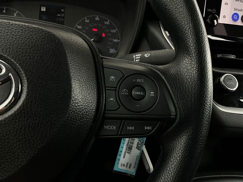 Used 2025 Toyota Corolla LE image 29