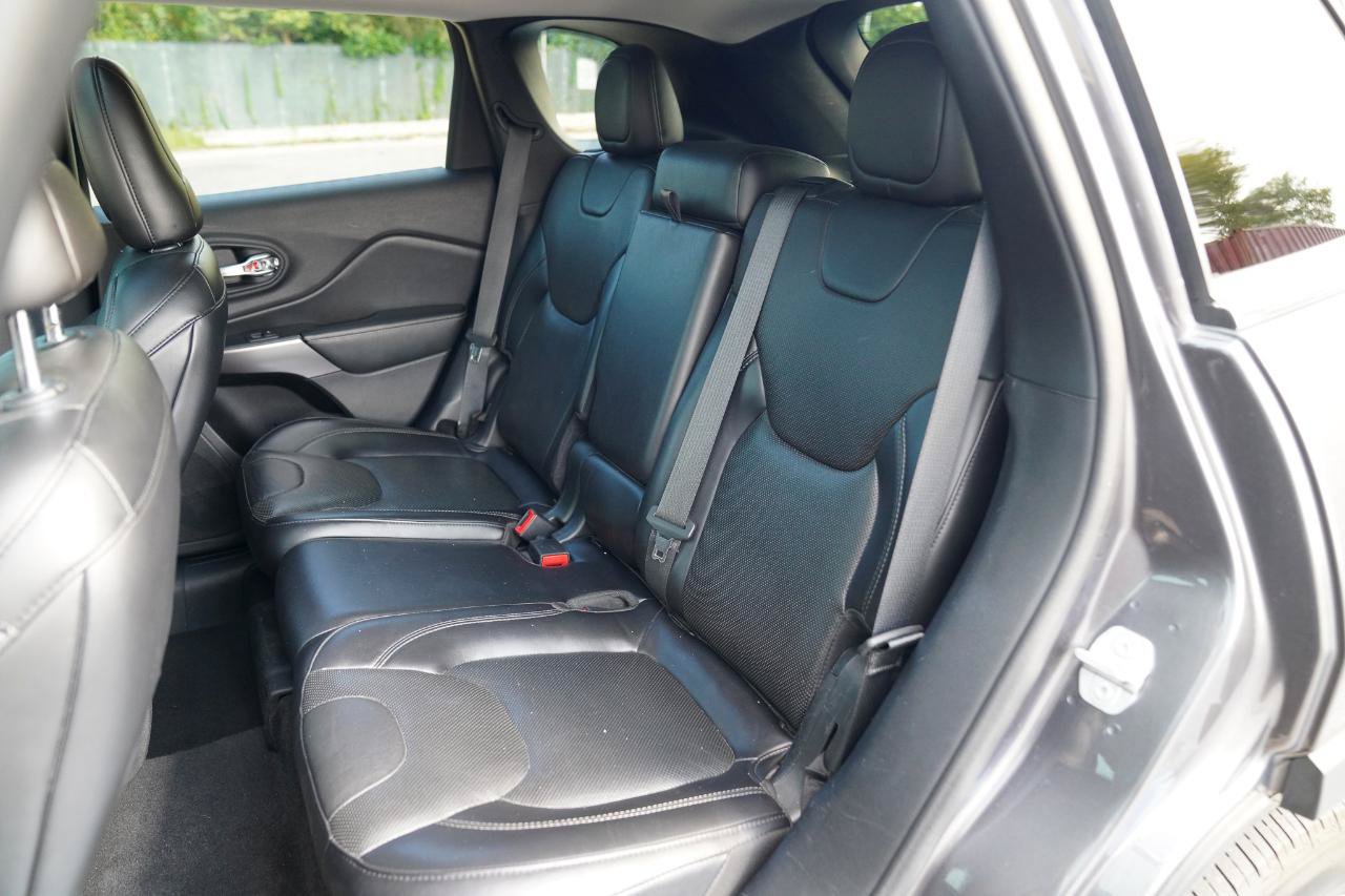 Used 2021 Jeep Cherokee Limited w/ Elite Package AWD/4WD image 28