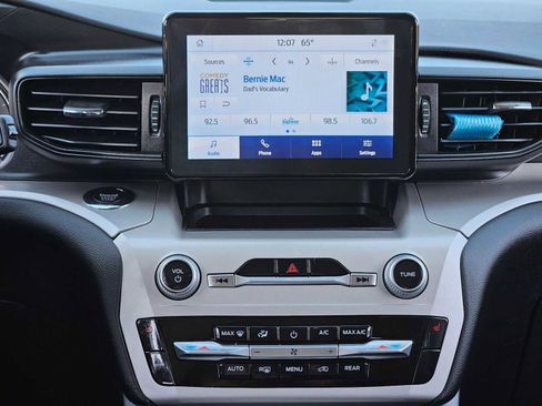 Used 2023 Ford Explorer XLT image 29