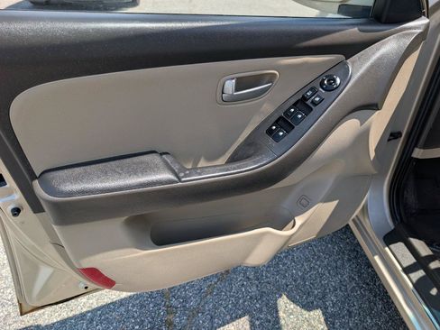 Used 2009 Hyundai Elantra GLS FWD image 12