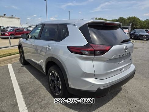 Used 2024 Nissan Rogue SV FWD image 2