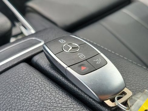 Used 2023 Mercedes-Benz GLB 250 4MATIC w/ Premium Package image 32