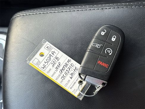 Used 2018 Jeep Grand Cherokee Laredo image 17