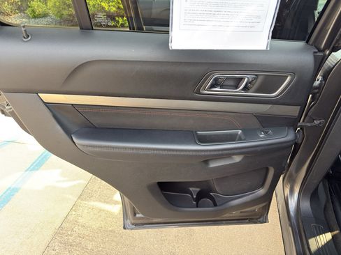 Used 2018 Ford Explorer XLT w/ Equipment Group 202A FWD image 15