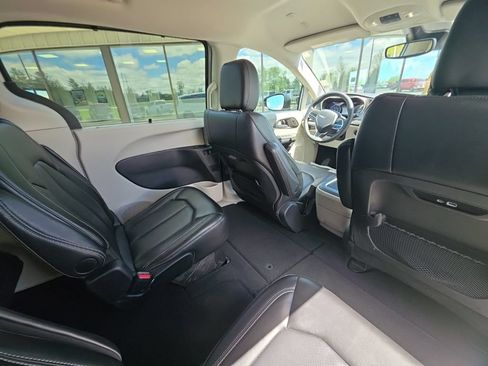 Used 2024 Chrysler Pacifica Touring-L FWD image 20