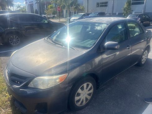 Used 2011 Toyota Corolla LE image 2