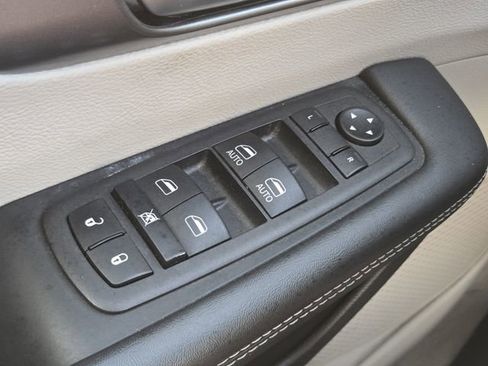 Used 2023 Chrysler Pacifica Touring-L FWD image 35