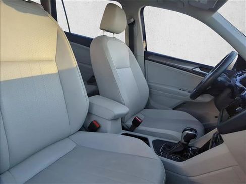 Used 2023 Volkswagen Tiguan SE w/ Panoramic Sunroof Package image 26