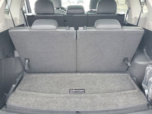 Used 2023 Volkswagen Tiguan SE w/ Panoramic Sunroof Package image 7