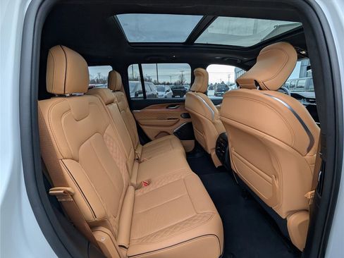 Used 2024 Jeep Grand Cherokee Summit image 12