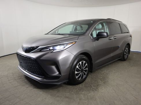 Used 2022 Toyota Sienna XSE image 4