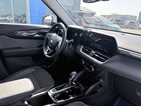 Used 2025 Chevrolet TrailBlazer LT w/ Convenience Package FWD image 12