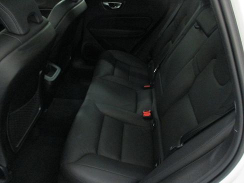 Used 2022 Volvo XC60 B5 Momentum image 12