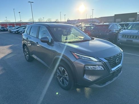 Used 2023 Nissan Rogue SV image 3