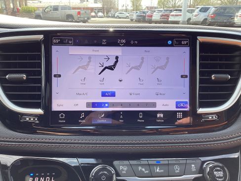 Used 2025 Chrysler Pacifica Pinnacle w/ Trailer Tow Group FWD image 22