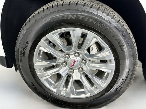 Used 2025 GMC Yukon XL Denali AWD/4WD image 34