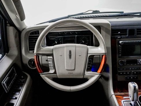 Used 2011 Lincoln Navigator L 4WD image 22