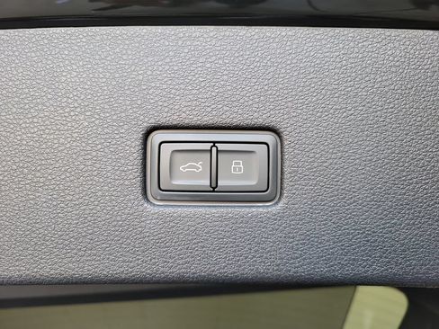 Used 2023 Audi Q8 Prestige AWD/4WD image 11