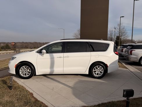 Used 2022 Chrysler Pacifica Touring-L image 2